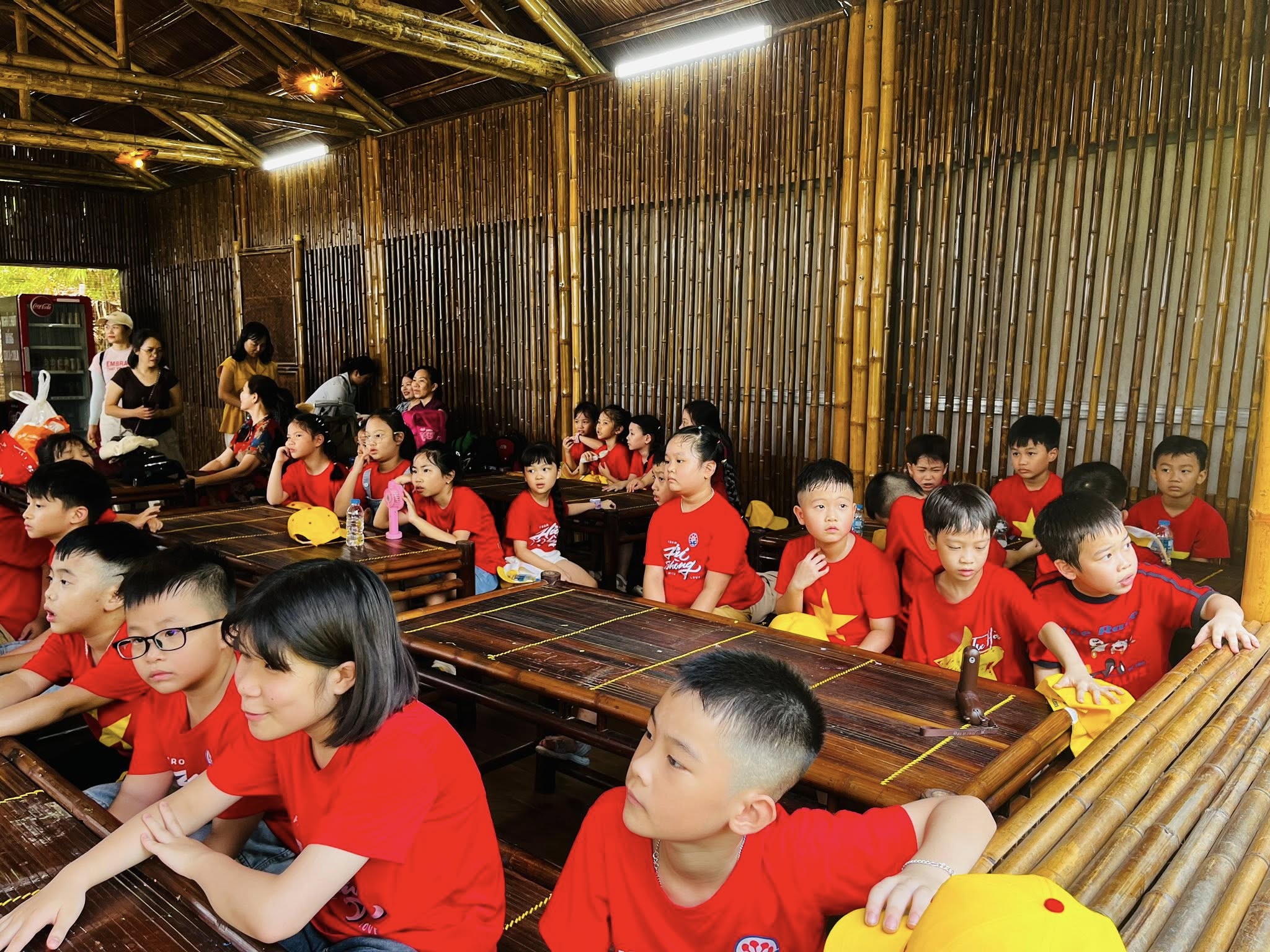 Bé tỉ mỉ nặn từng viên bánh