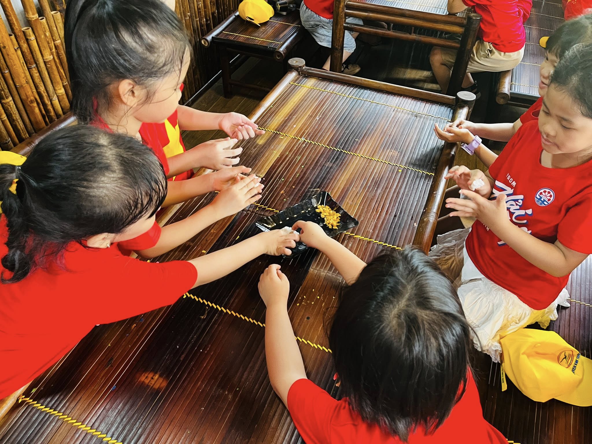 Các bé thích thú với thành quả